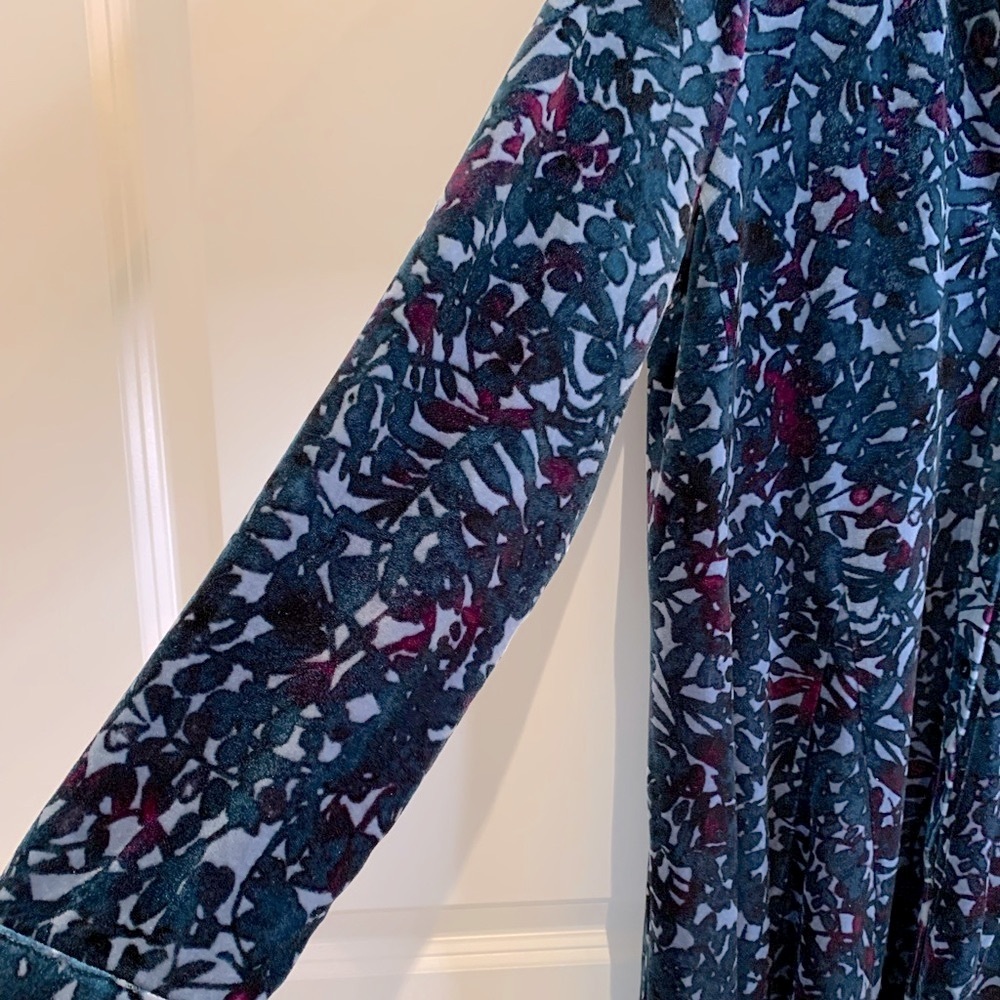 ZOZO Stretch Velvet Blue Floral Tunic Size Medium - Picture 5 of 8